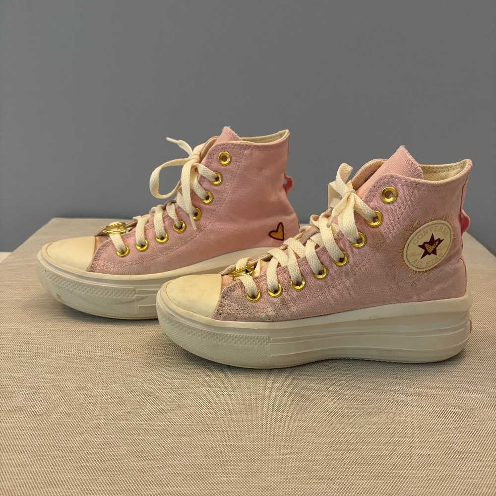 Kids Converse Chuck Taylor All Star Platform  Sneakers. Size 6 women’s/ 4.5 kids